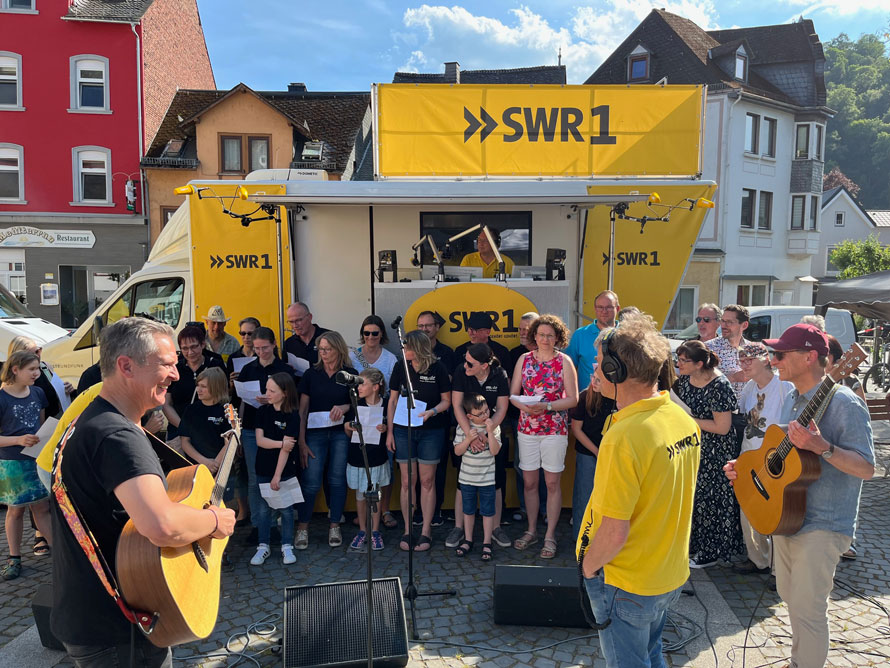 SWR Truck mit Musikern auf einem Dorfplatz