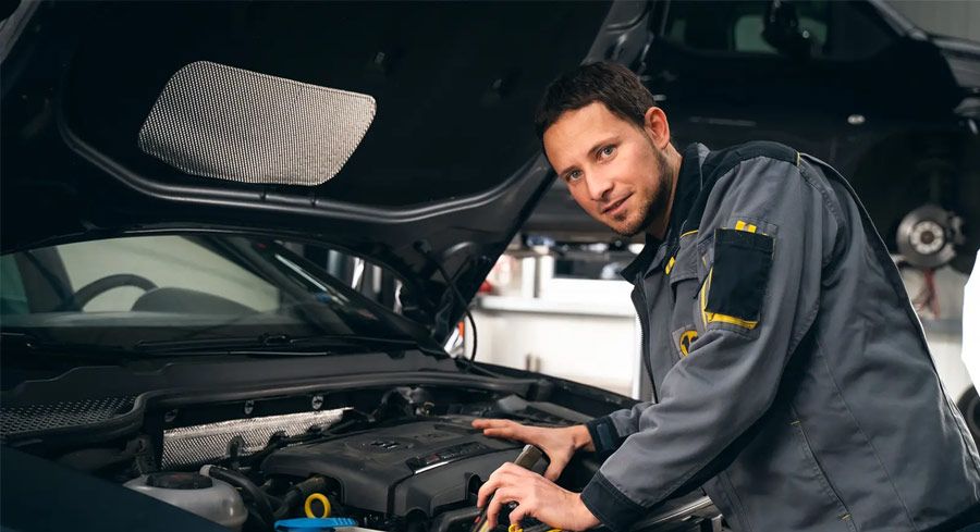 Mechaniker repariert ein Auto
